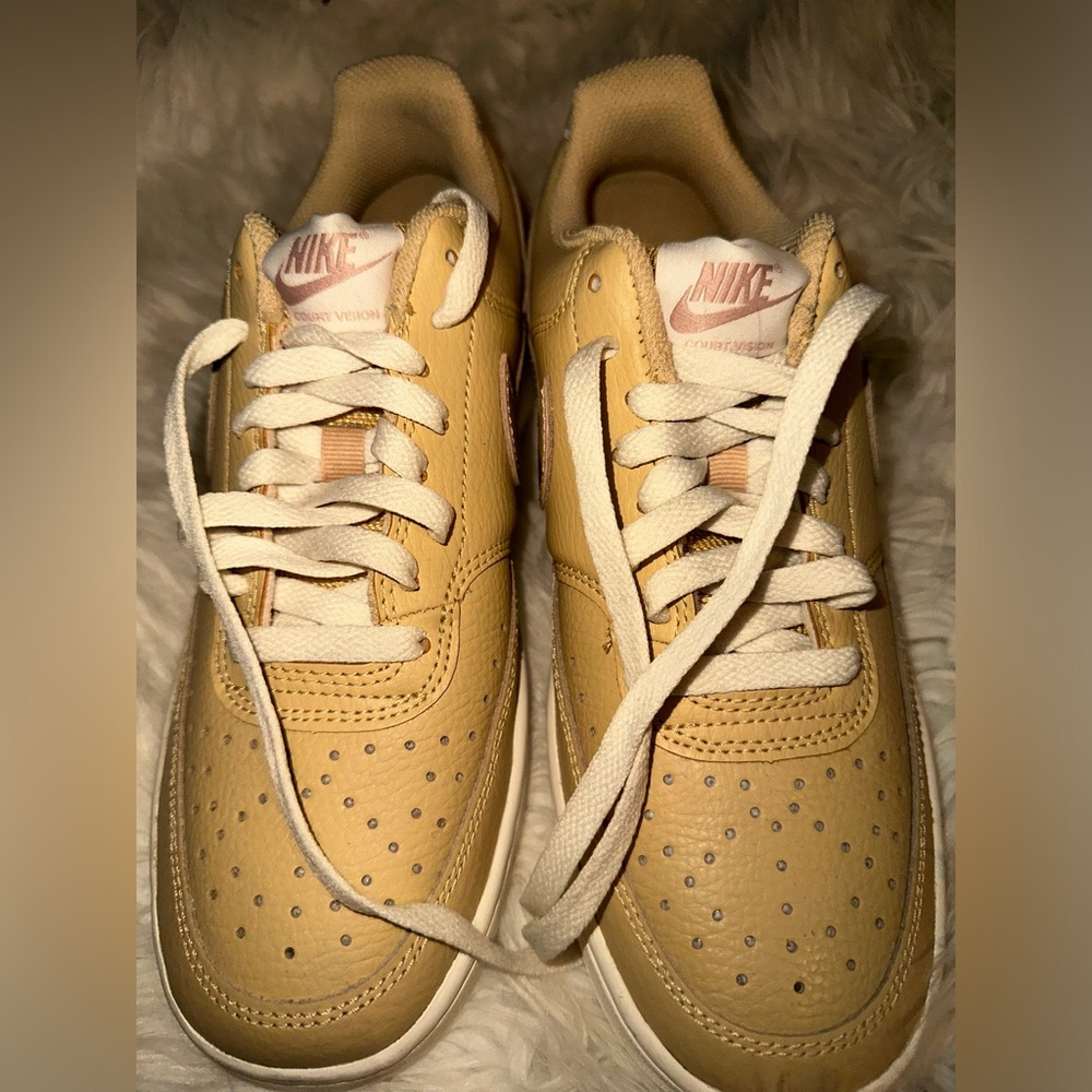 Nike Court Side Vision Low in Sesame Camel size 8